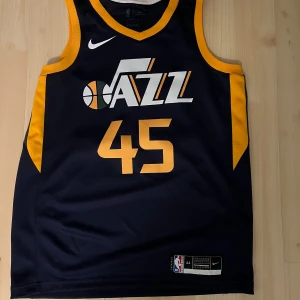 Oanvänt basketlinne. Utah jazz Mitchell #45 - Helt nytt basketlinne. Storlek M. Utah Jazz  med Donovan Mitchell nr 45 på ryggen 
