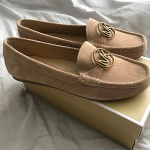 Michael kors skor - Ett par mockasiner från Michael kors. Helt nya, inte använda. I storlek 8. Nypris 1300 kr men säljer för 650 kr! 