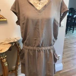 Tunika  - Tunika från Ginatricot i stolek 42/L/XL. Färg: mullvad beige. Material: mjuk polyester. Helt  ny utan tag.  