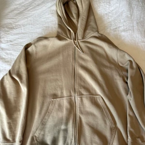 Beige ziphoodie - En beige ziphoodie från weekday. Sitter lite oversized men annars är den till rätt o storleken M