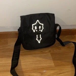 Trapstar Väska - Har använt den några gånger men den är fortfarande som ny. Ingen skada eller nått sånt.