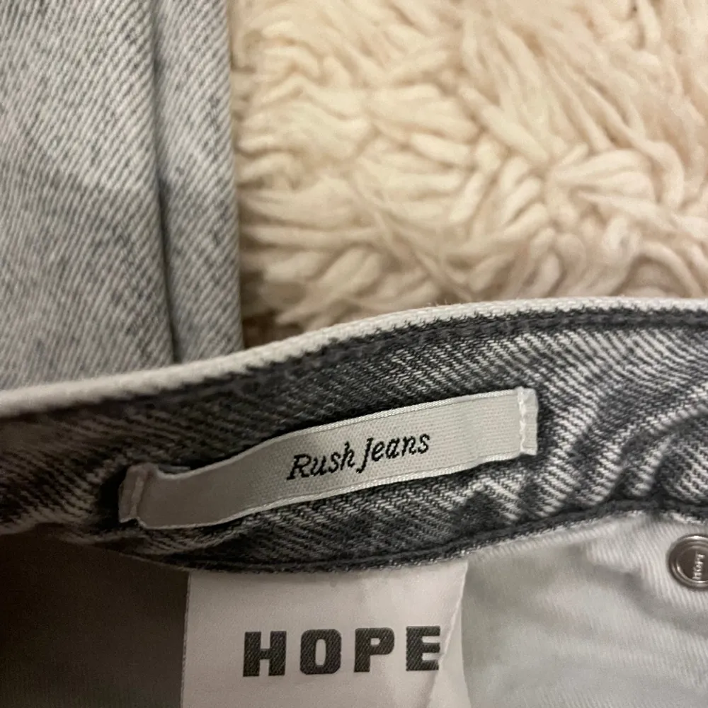 Säljer ett par Hope Rush jeans. Endast använda några gånger och är i väldigt bra skick. Mitt pris 799, nypris 1899. Pris kan diskuteras. Jeans & Byxor.