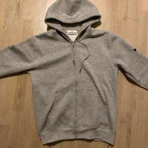 Stone island zip hoodie  - Säljer nu min stone island hoodie för att den inte används längre. Tröjan har tagits bra hand om. Inga hål eller defekter. Självklart äkta 