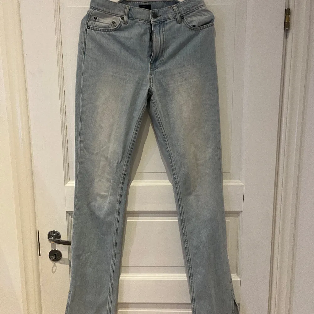 säljer dessa knappt använda mid waist jeansen, det ända är en liten defekt 🩵. Jeans & Byxor.
