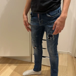 Jeans dsquared - Gråa/ mörkblåa dsquared byxor, tajta och bra för både man och dam