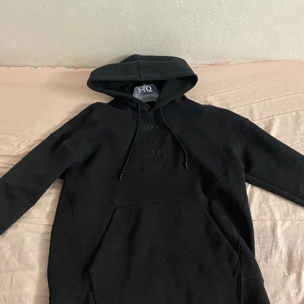 Säljer en fräsch och ny Hugo boss hoodie. Den är väldigt unik och slutsåld överallt. Köpt för 1600 och säljer för 600. Skriv om ni vill se fler bilder. Storlek M. Hoodies.