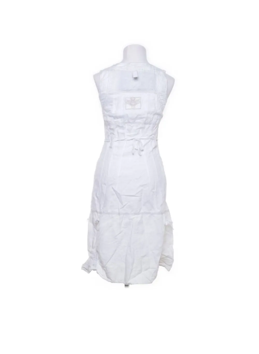En cool vit klänning med många unika detaljer i linnetyg! Endast använd en gång och är därmed i nyskick. Storleken är XS men funkar även för S skulle jag säga⭐️. Klänningar.