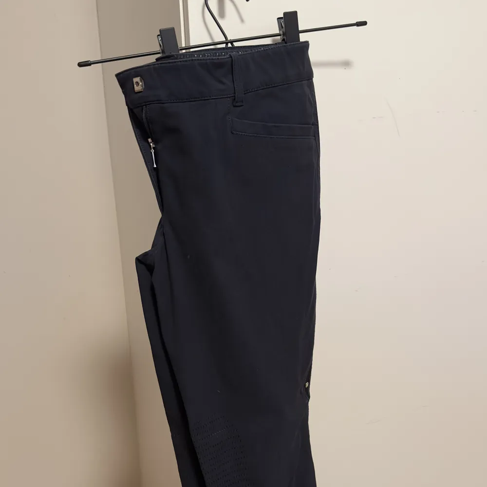 Sparsamt använda ridbyxor med knäskoning från equiline, kostade 2499kr nya. Har italienska storleken 48, skulle säga att det motsvarar 38-40/M. Super bekväma att rida i! . Jeans & Byxor.