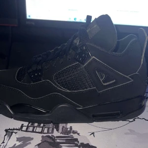 Jordan 4 black Cat.  - Jordan 4 black Cat säljer efter som fel storlek .Det billiga pris efter som tillbehör saknas som till exempel låda och extra snören. Om frågor är det bara att skriva.