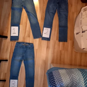 Blå Jeans - 1 - Dressman jeans, Regular Fit, Storlek 34/34, Fint skick, lite använda, Pris 100kr.  2 - Hampton Republic Jeans, Regular Fit, Storlek W33/L34, Fint skick men lite använda.   3 - Dressman jeans, Slim Fit, Storlek W30/L32, Fint skick men lite använda
