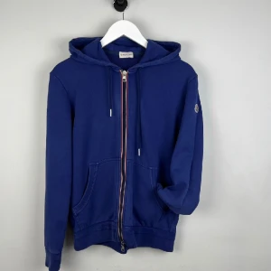 Moncler zip up hoodie - 7/10 kond Kvitto saknas tyvärr 