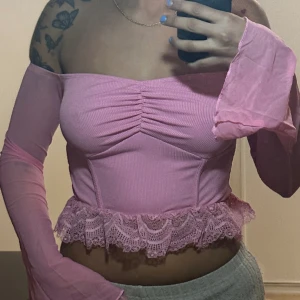 Rosa topp  - Jätte fin rosa topp. Aldrig använd, fick hem plagget men det var inte riktigt min stil.