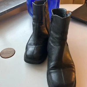 Vinterskor / kängor i skinn fyrkantig tå - supersnygga vinterkängor i svart skinn. Snygg söm som går mitt över och tån är aningen fyrkantig.😍😍 Ingen klack så bekväma som vardagsskor. De är också fodrade, så varma och sköna. Sån sorg att jag behöver sälja dessa, men de är lite små