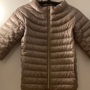  Jacka  -  jättefin trekvarts ärmadjacka från Herno som är köpt på plik för 1300kr men Säljer för 1000kr är använd få gånger och är i bra skick💗