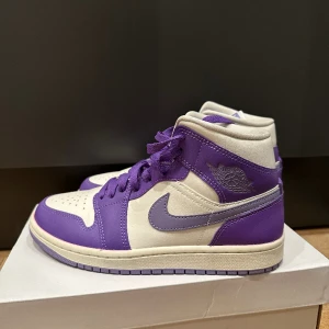 Air Jordan 1mid - Air Jordan 1mid action grape/sky/light purple endast använda 1 gång, köpta på zalando för ca 3 månader sen