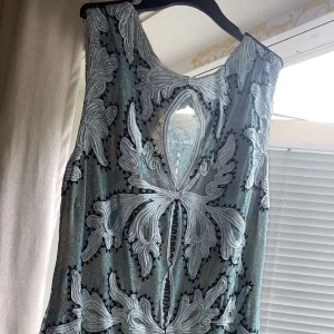 Turqoise blågrön med beige foder klänning  - Jättefin klänning i havsgrön grönblå färg använd 2 gånger men fräsch inga skador stretch material 