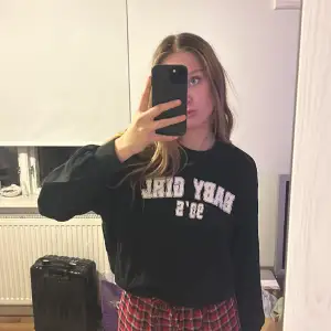 Fin svart sweatshirt som jag inte använder längre💓 den är använd men i bra skick