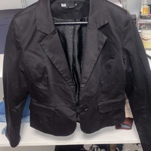 Kavaj  - Säljer denna kavaj. Köpare står för frakt 