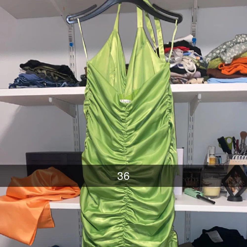 Jag säljer denna fina ljus gröna klänning. Storlek 36.  Köparen står för frakt . Klänningar.