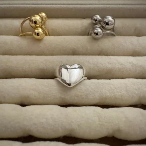 Sterling silver - 925  - Ringarna är guldpläterade och sterlingär silver. De är även justerbara vilket innebär att de passar alla! Skötselråd och putsduk medföljer! Skriv för specifika bilder och pris då vissa är billigare än andra! Kontakta vid intresse av köp! 💓slutsåld 