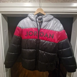 Dunjacka Jordan - Jättefint dunjacka av märket Jordan Köpt i USA i mycket bra skick   Storlek barn L (USA) motsvarar 152-158 typ!
