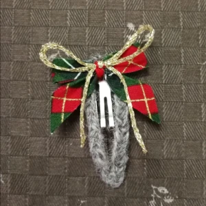 Handgjort hårklämma  - Unik fin klämma med rosett passar till Jul. Handgjort. 5 cm hårklämma. 