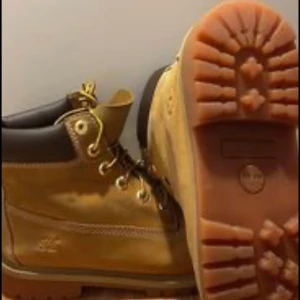 Timberland vinterkängor strl39 - Säljer ett par timberland vinterskor i strl 39 dom är köpta år 2020 och använda en gång då dom var för små, därför bara har stått i garderoben.