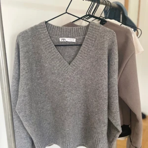 Grå stickad tröja - Så fin och väldigt skön stickad tröja från Zara som tyvärr inte kommer till användning längre! Kan mötas upp i Sthlm, annars står köparen för frakten