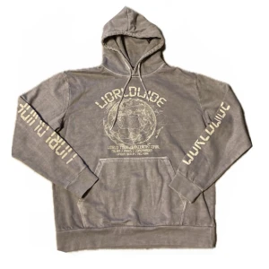 HOODIE MED TRYCK!!!! - Oversized grå hoodie med tryck från PrettyLittleThing i bra skick!!! 