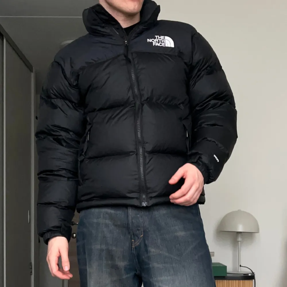 Populära pufferjackan från North Face i storlek XS. För referens är jag 170. Passar perfekt till vintern och varsamt använd.. Jackor.