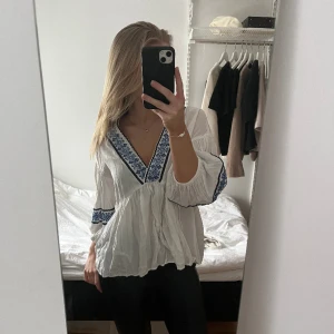 Zara blus  - Säljer denna super fina zara blus då den tyvärr inte kommer till användning💗💗skriv privat innan ni trycker på köp nu