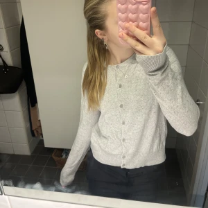 Kofta från H&M - Grå kofta från H&M Går att ha helt knäppt men även de trendiga sättet där man bara knäpper en knap! (Se bild 2)  Fint skick & knappt använd  Kram Tyra💓