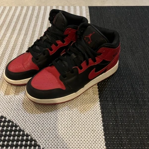 Jordan 1 Mid  - Säljer mina Jordans då ja knappt använder dom, storlek 39. Köpta för 1500 ungefär. Ingenting konstigt med dom förutom vecken framme. Pris kan diskuteras 🫶🏻