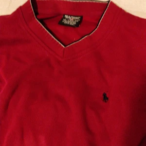 Ralph Lauren Vneck - Bra skick förutom mini liten solfläck (syns inte). 