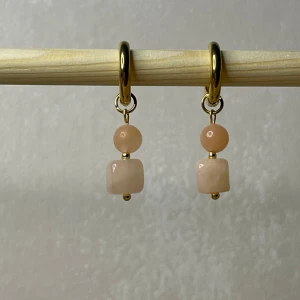 Handgjorda örhängen  - 18k guldpläterade Hoops. Man kan köpa till hängen/charms och byta ut när man önskar