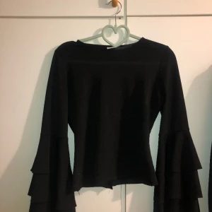 Svart top - Från gina, med utsvängda armar. Strl xs men passar även mig som är M:)