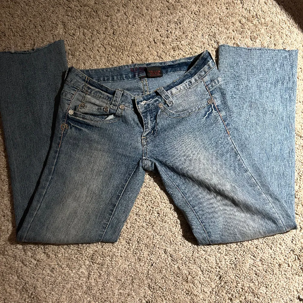 Super snygga bootcut jeans🥰 midjemått: 37 innerbenslängden: 69. Jeans & Byxor.