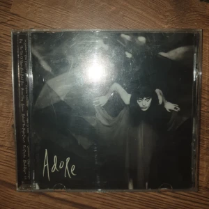 Adore smashing pumpkins cd - The smashing pumkins cd Adore. Fodralet är i mycket repigt och slitet skick (Fodralet har lite svårigheter med att stängas helt/öppnas lätt) men självaste skivan spelar fint! Skriv gärna vid eventuella frågor och funderingar🙏