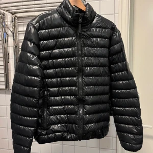 Peak Performance Ward Liner - Jag säljer min peak performance Ward Liner storlek M. Säljer den pga för liten storlek nu, den har lagats längst ner på jackans vänstra sida av peaks egna skräddare,  så är tunnare med dun på just den panelen. Övrigt i fint skick och perfekt vårjacka!