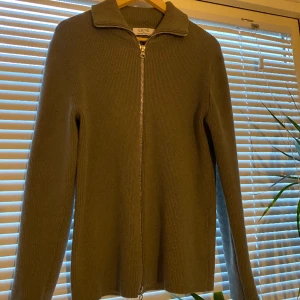 Ljung cardigan - Säljer nu min gröna Ljung cardigan i storlek S! Perfekt till vintern och våren. Varsamt använd. Nypris 1400kr, mitt pris 450kr. DM vid frågor eller fler bilder! 