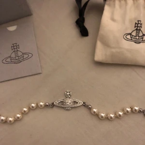 vivienne westwood armband - vivienne westwood armband som inte används. Skick som ny då den knappt användes. Allt orginal tillbehör medföljer samt kvitto.