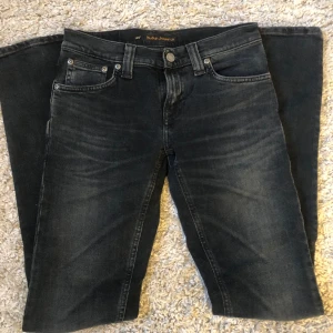 Jeans - Säljer dessa jätte fina jeansen. Dem är midrise och skinny i modellen.  (Nypris 1500kr)  Vet inte vad storleken är exakt men runt XS-S, så fråga gärna om mått! Skriv privat vid frågor eller för fler bilder❤️