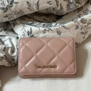 Valentino plånbok i nyskick!  Fraktar endast💕💕