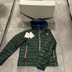 Moncler jacka  - Sjukt fet moncler jacka i storlek 3 | 8,5/10 fint skick | nypris 9500 |  tags och moncler box finns | passar även till vintern om man har en hoodie under | MVH Simon 