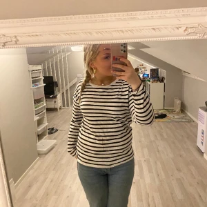 Långärmad tröja  - Säljer en randig långärmad tröja i storlek M för att den inte kommer till så mycket användning, använd ett fåtal gånger 