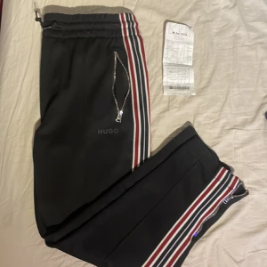 Hugo Boss byxor - Hugo boss byxor som jag köpte i sommras på NK för 1499kr och har ej använt dom så mke då jag oftast har jeans, riktigt sköna och snygga! 