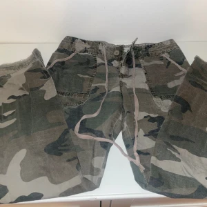 Cargo cbyxor  - Ett par cargo byxor köpt secondhand  från märket anchorblue, midjemåttet är 38 cm tvärs över. Bara säga till om du har några frågor! 