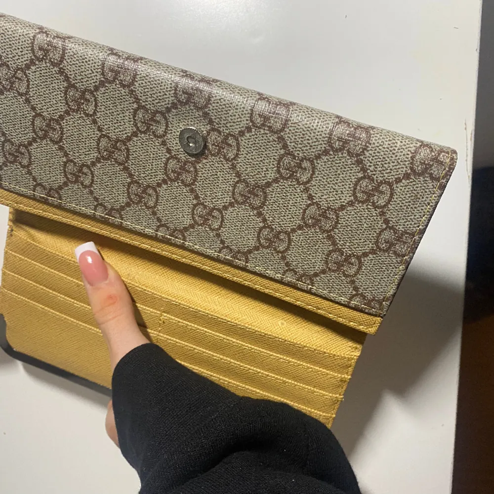Gucci plånbok som i princip aldrig är använd . Super bra skick och är väldigt rymlig !!. Väskor.