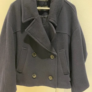 Zara premium ull kappa  - Super fin ullkappa/ jacka från zara och den är helt slutsåld. Som ny, den är mörkare blå än bilden. Passar xs-m beroende på hur man vill ha den. Perfekt på höst vinter och vår. Nypris 1600kr 