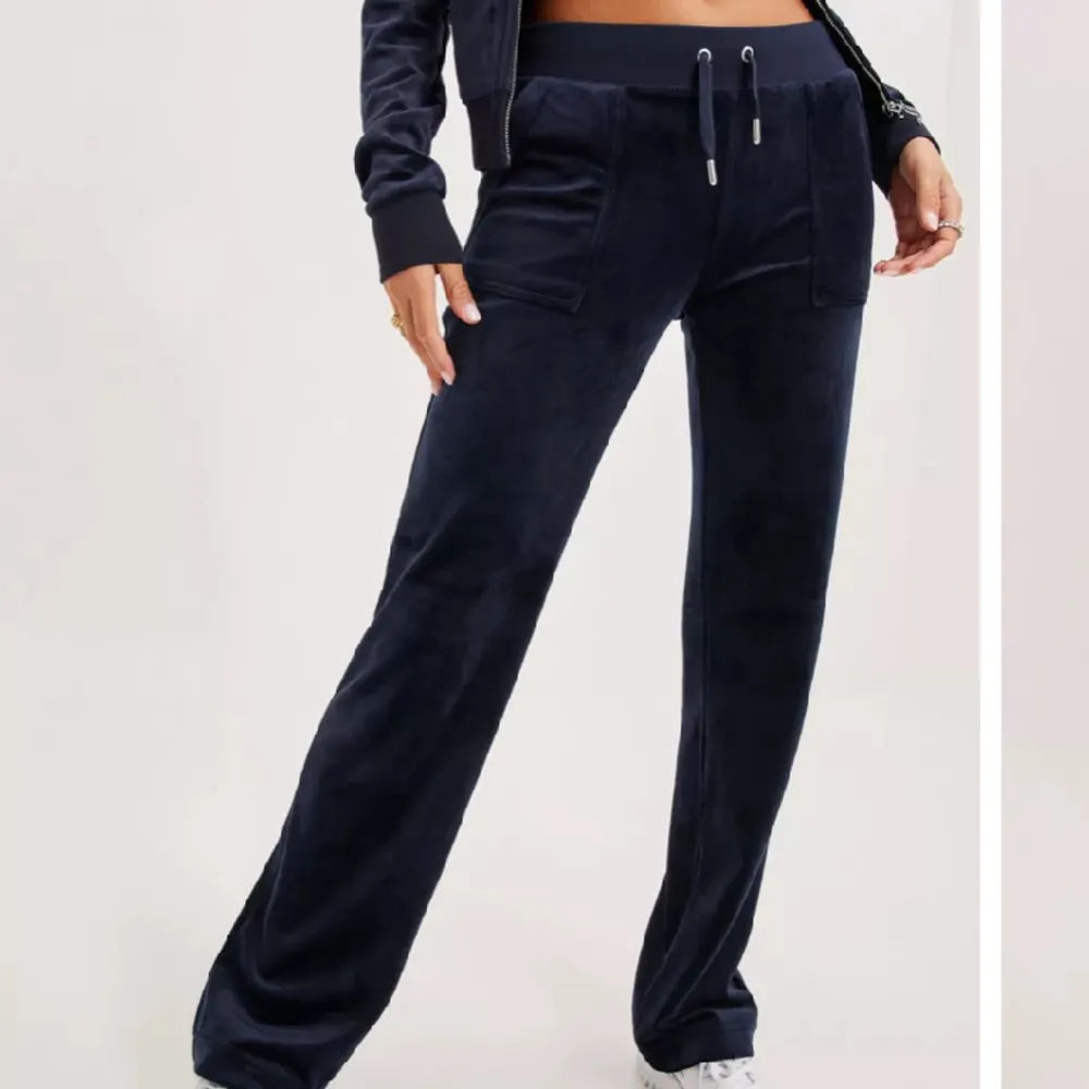 Säljer dessa super coola Juicy Counture byxor i färgen ”Night Sky”. Utan defekter och i nyskick😍🙌🏼. Nypris: 1200kr (pris kan diskuteras)💗. Jeans & Byxor.